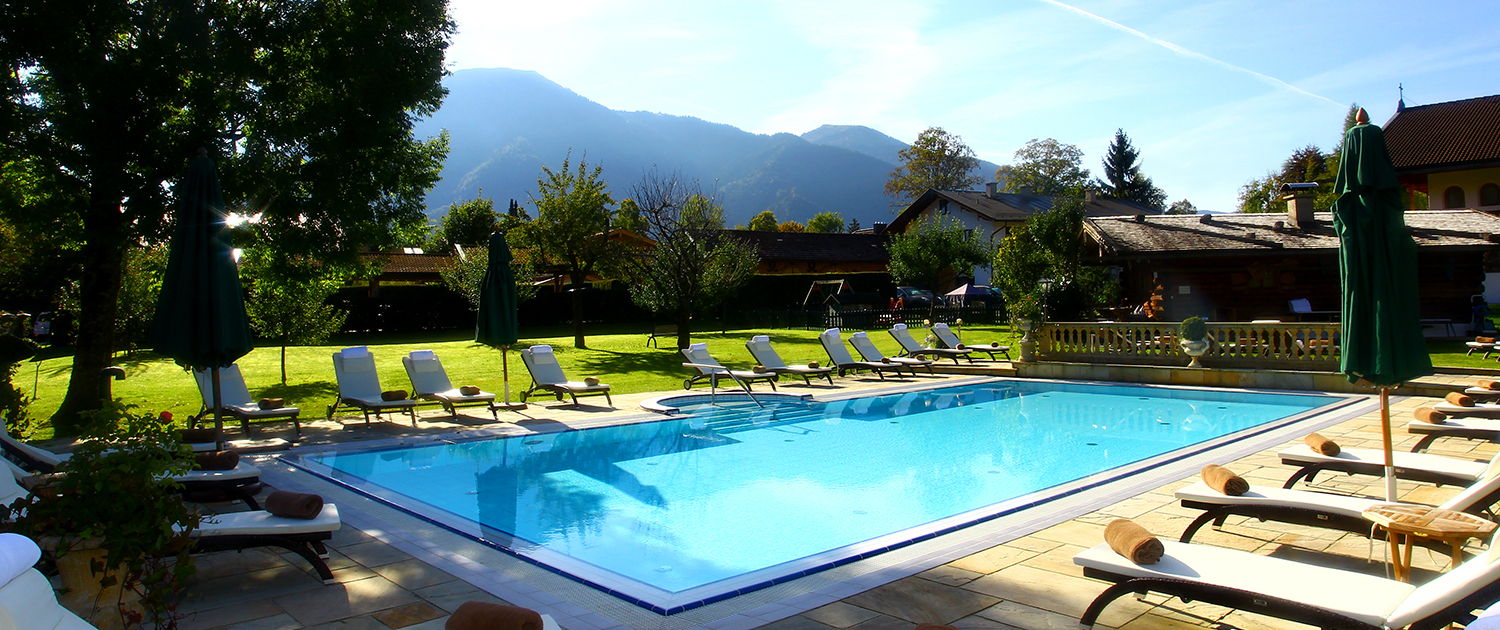 Der Pool im Garten vom Hotel Maier zum Kirschner